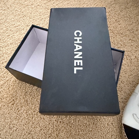 CHANEL Women's Classic Black and White Espadrilles - Picture 4 of 5